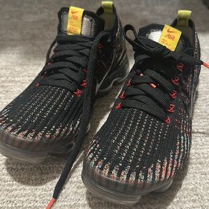 Nike black multi color vapor max in great used condition, very clean.